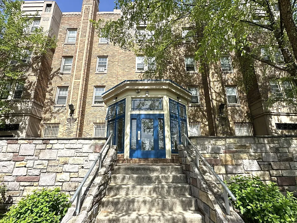Queen Lane Manor
