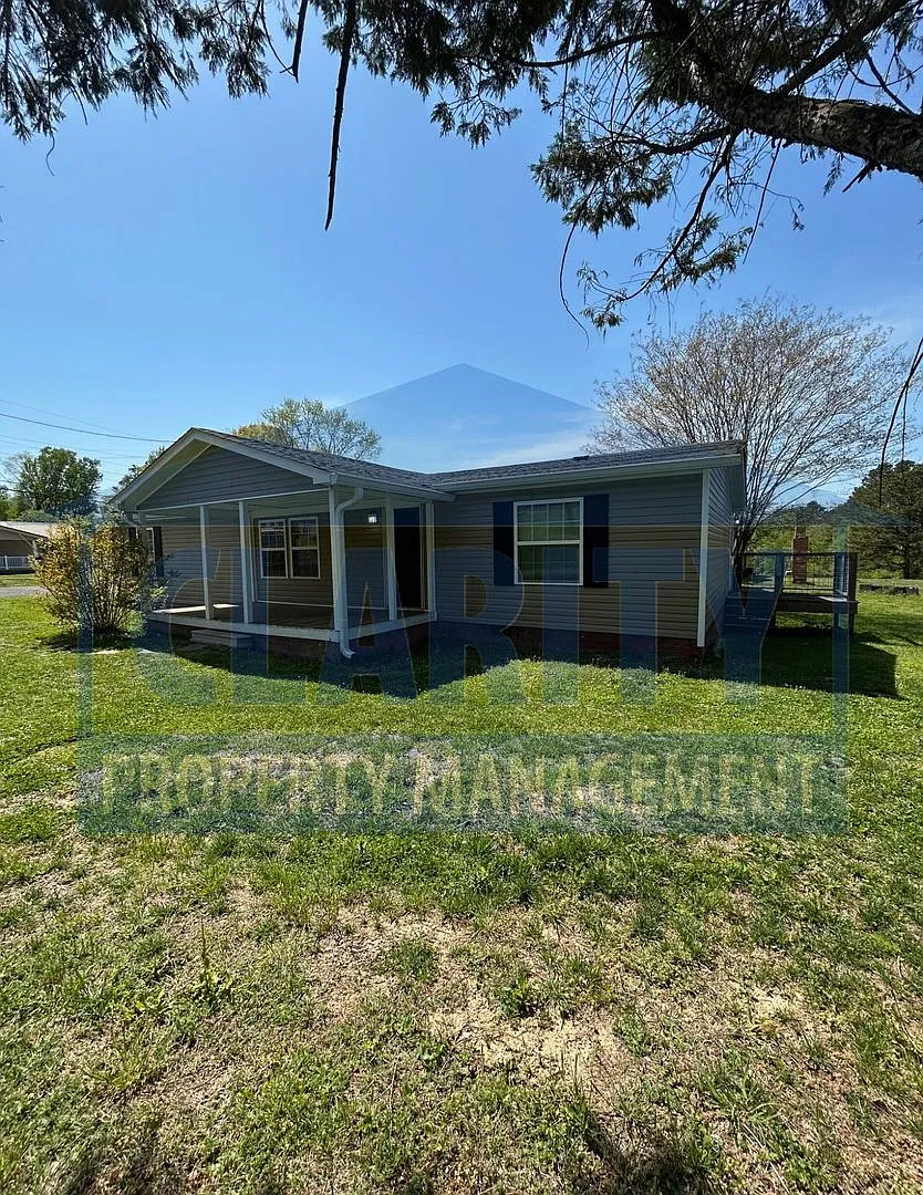 Conveniently located three bedroom home! — Photo 1