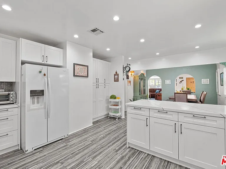 471 S Clark Dr — Photo 12