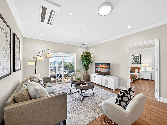 5th image of 944 S Serrano Ave #306