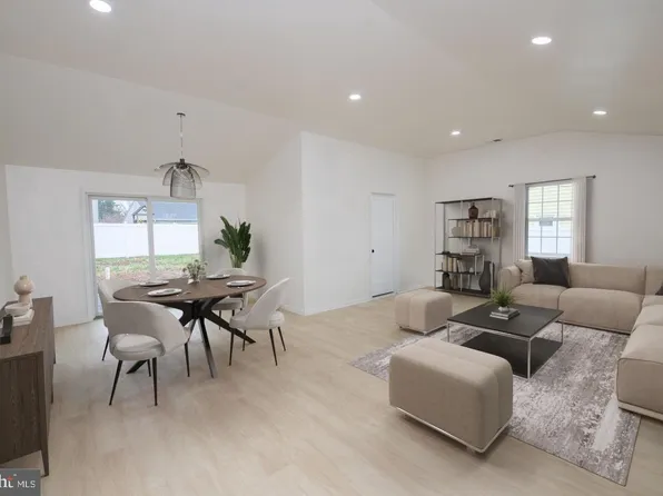 30 Mistletoe Ln, Levittown, PA 19054