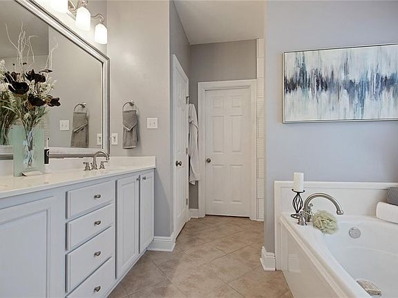 5th image of 227 Highland Oaks North Dr