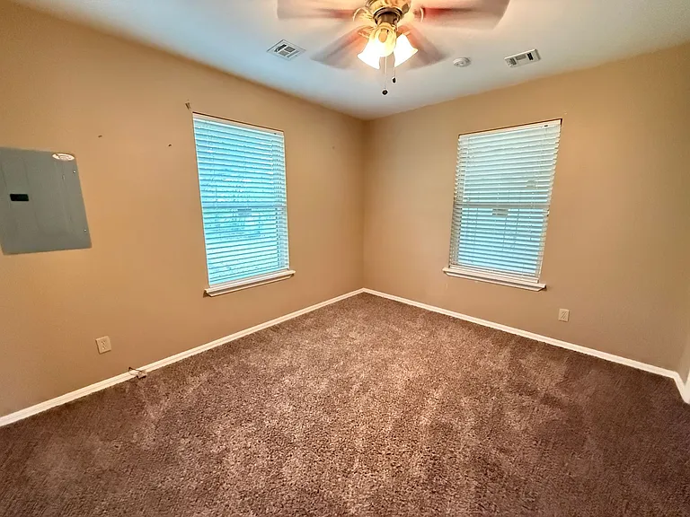 537 E Allen St — Photo 14