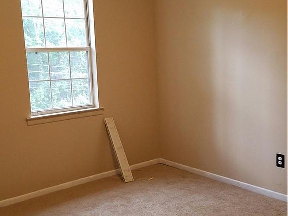 4th image of 818 Aubrey Ave