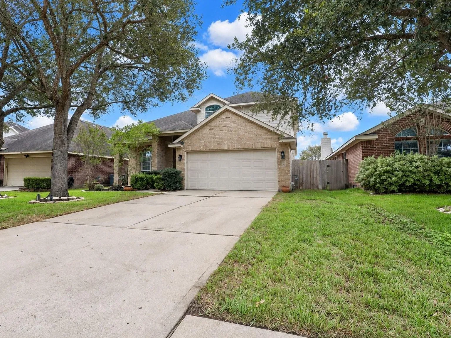 4 bed, 2.5 bath, 2257 sqft, $2,200 — Photo 2