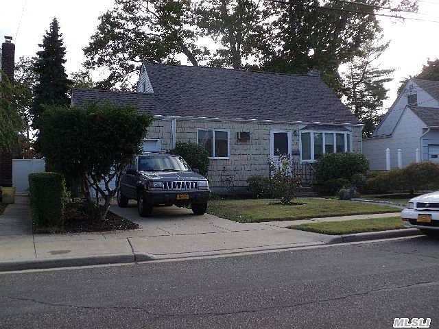 2nd image of 258 N Nassau Ave