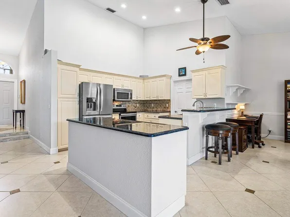 1046 Siena Oaks Circle E, Palm Beach Gardens, FL 33410