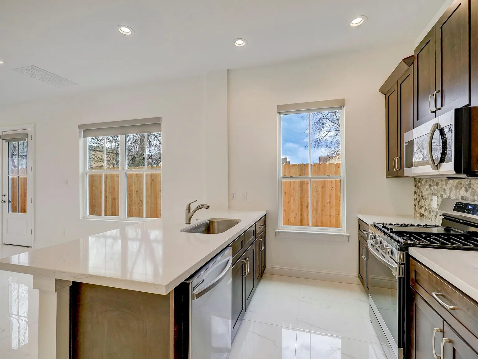 4 bed, 3.5 bath, 2080 sqft, $2,999 — Photo 4