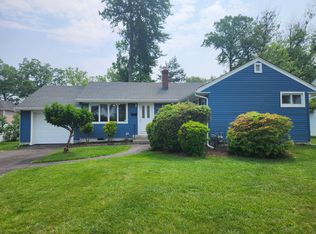222 Vivien Ct, Paramus, NJ 07652