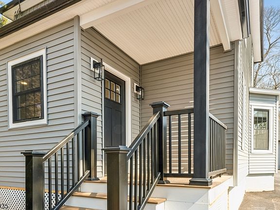 3rd image of 64 Hillcrest Rd