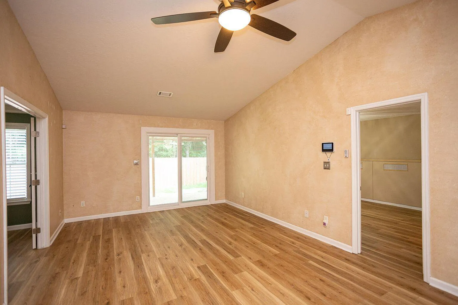 3 bed, 2.0 bath, 1300 sqft, $1,660 — Photo 4