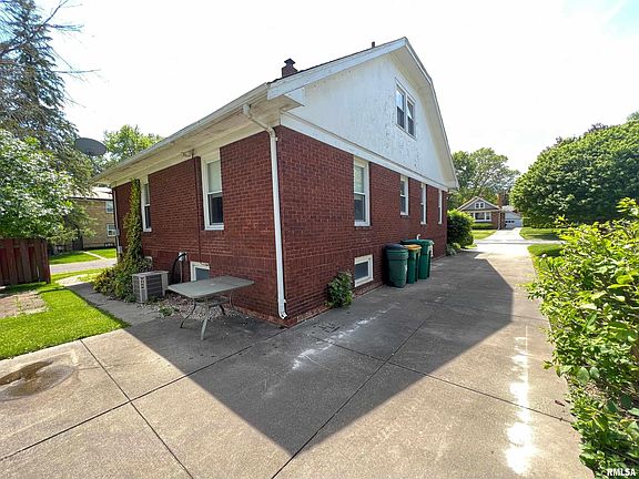3rd image of 1011 Florence Ave