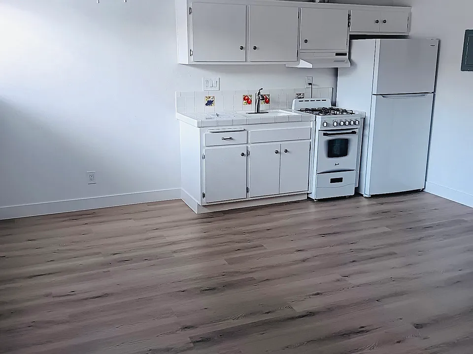 8657 Balboa Blvd #3