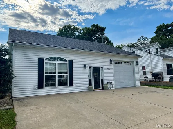 321 Vine St, Red Bud, IL 62278