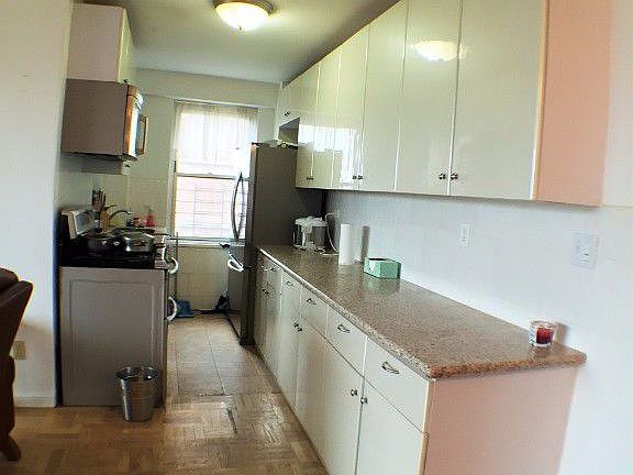 2nd image of 572 Grand St APT G1606