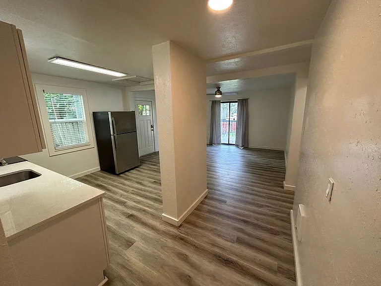 3112 W South Loop Ave — Photo 7