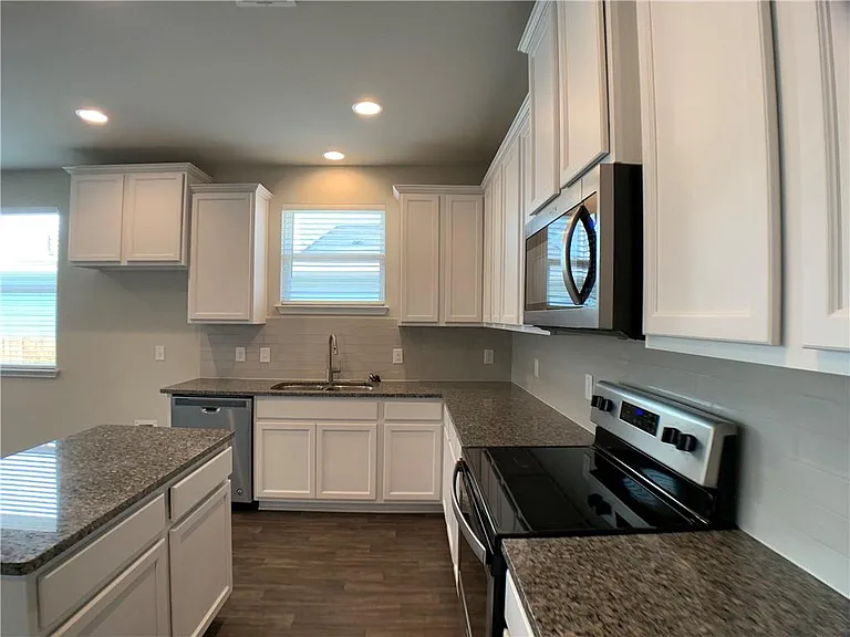 237 Michaelis Dr — Photo 3