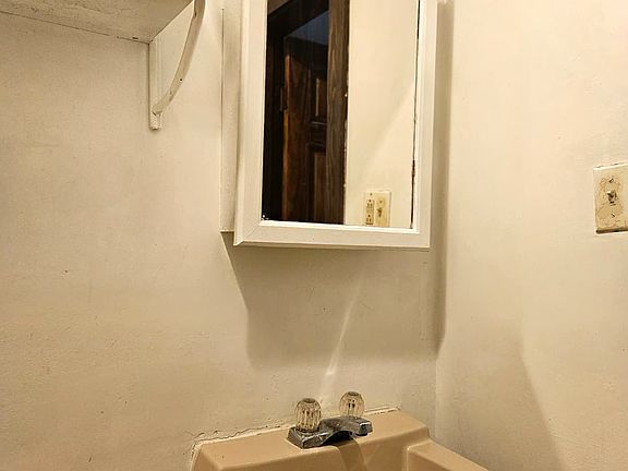 2nd image of 907 Luttrell St #5