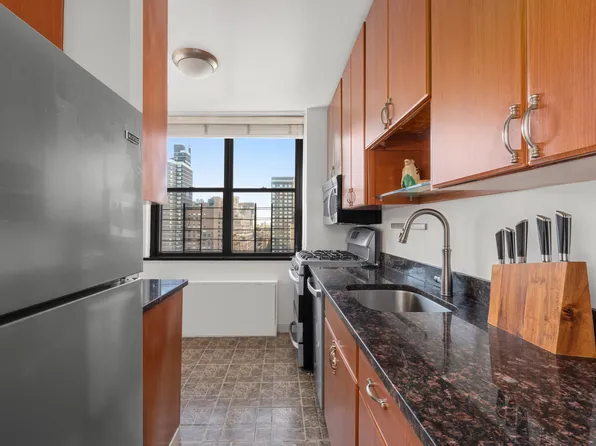 301 East 87th Street image 4 of 10