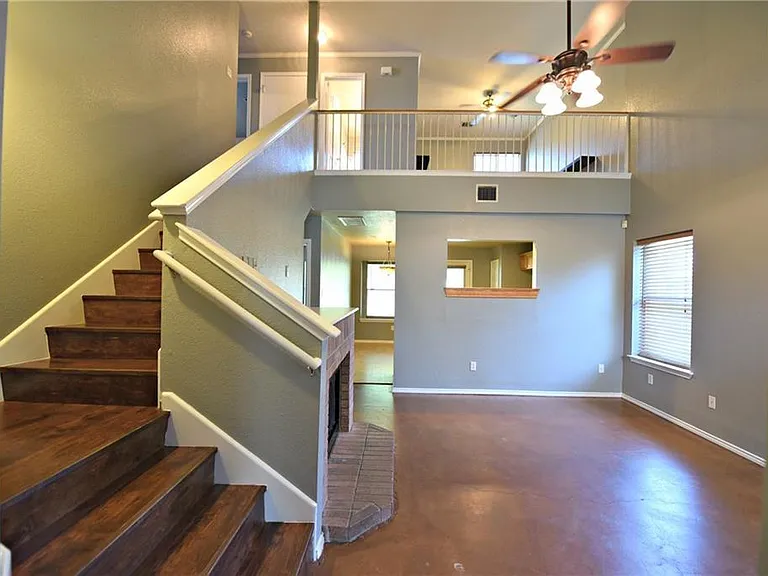 2813 Greenlee Dr — Photo 2