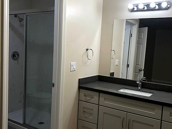 4th image of 917 Tamarack Ln #4