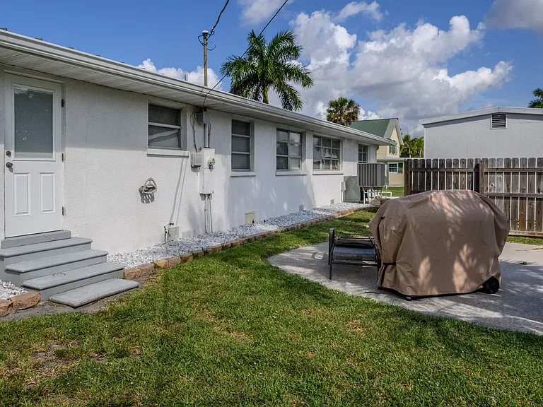 330 Harvey St — Photo 43