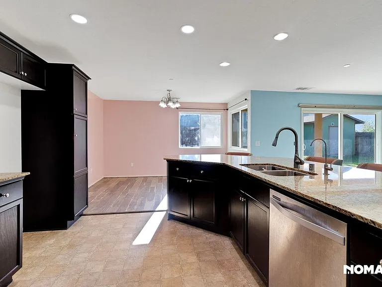 530 Hall St — Photo 6