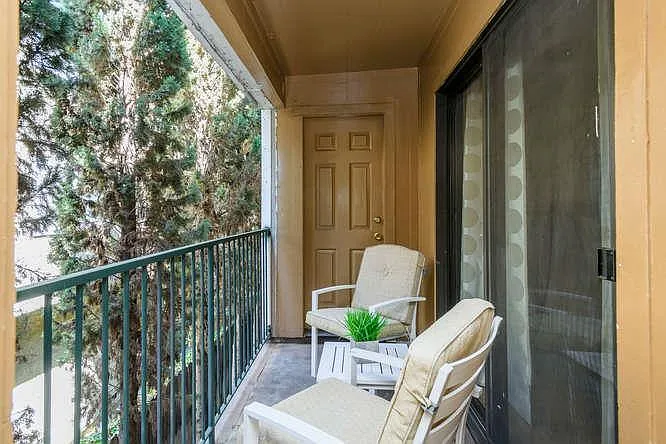 2 bed, 952 sqft, $4,000 — Photo 2