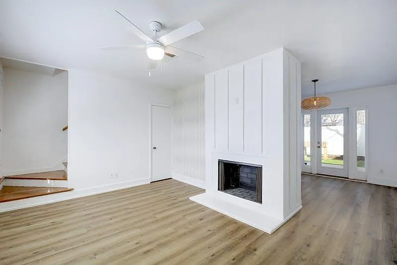 2401 Winsted Ln — Photo 2