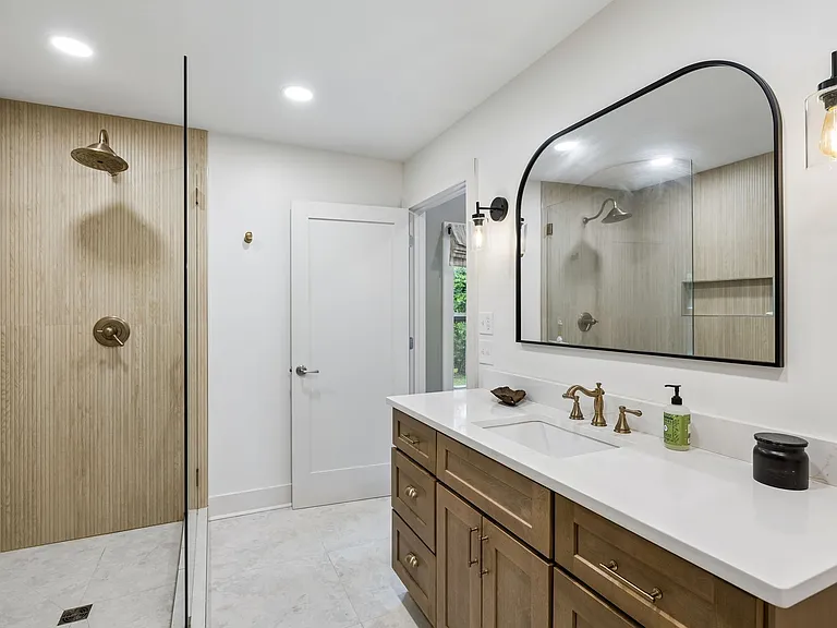 8013 Wikle Rd E — Photo 14