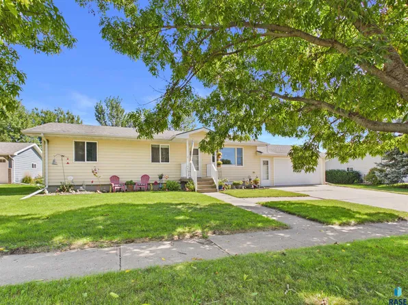 522 Cambridge Dr, Madison, SD 57042
