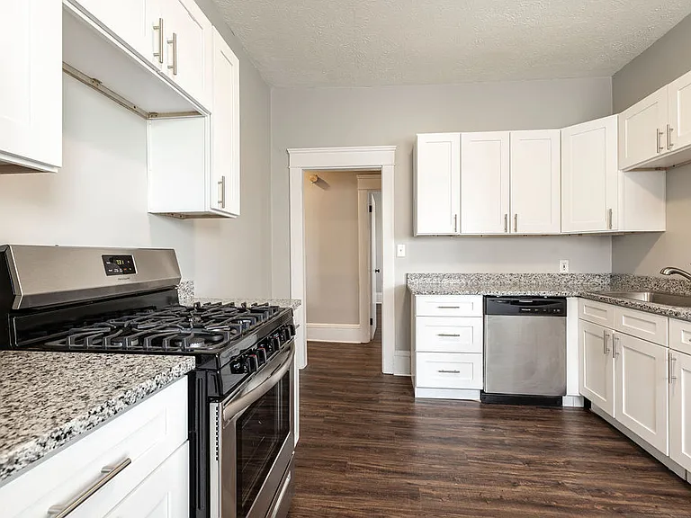Chelsea Manor — Photo 27