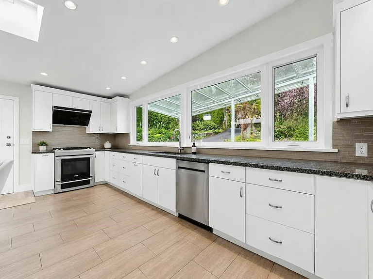 1066 Palmerston Ave — Photo 11