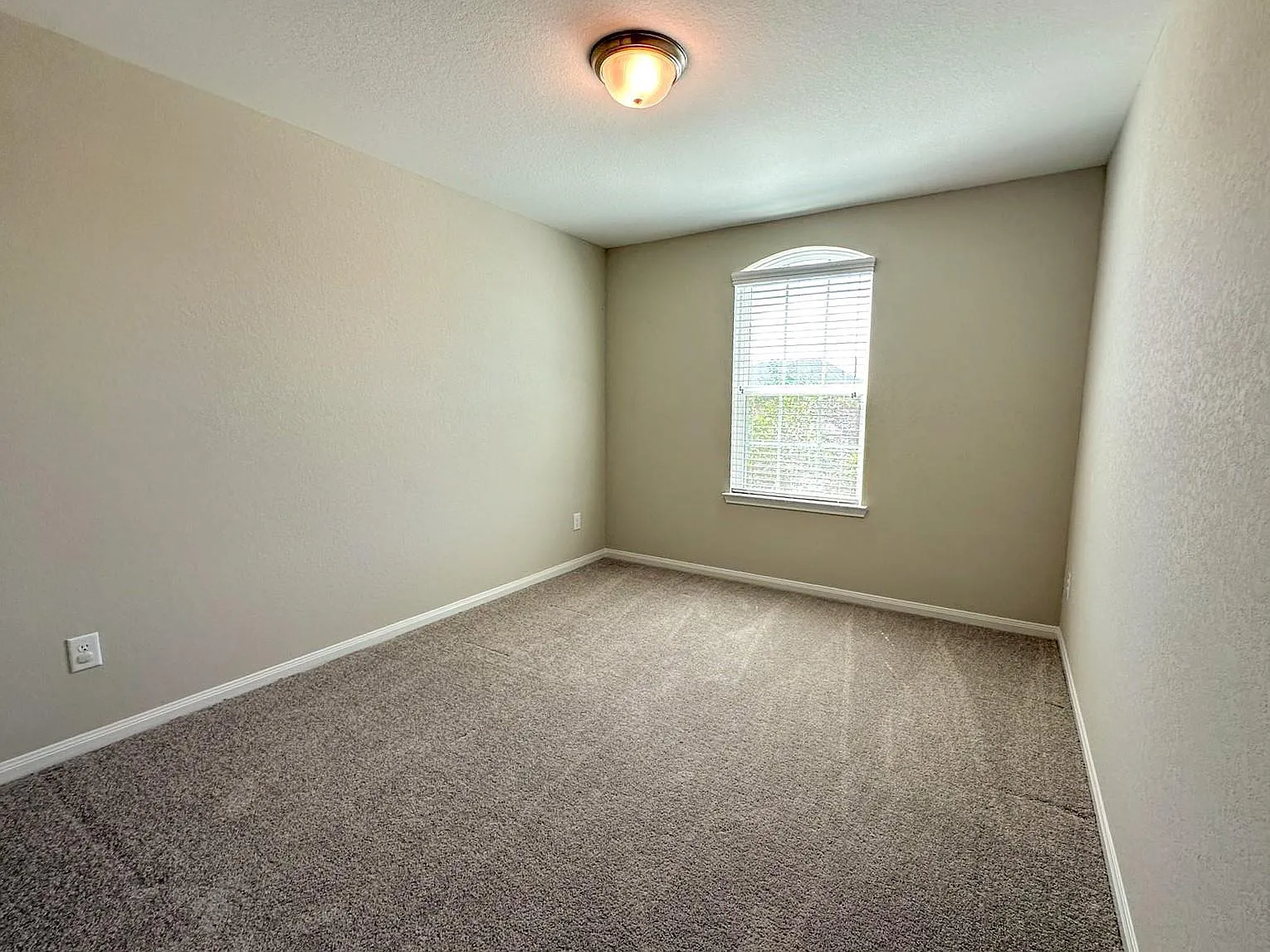 4 bed, 2.5 bath, 2706 sqft, $2,650 — Photo 4