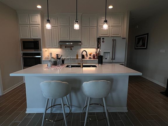 4th image of 2256 Grove Ln