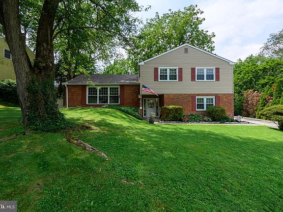 3rd image of 834 Easter Dr