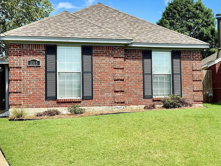 1315 Cameron Ct — Photo 2