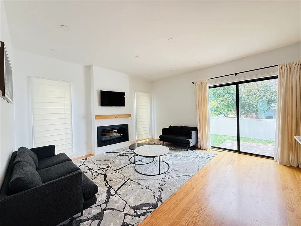 5 bed, 3.5 bath, 3290 sqft, $8,000 — Photo 3