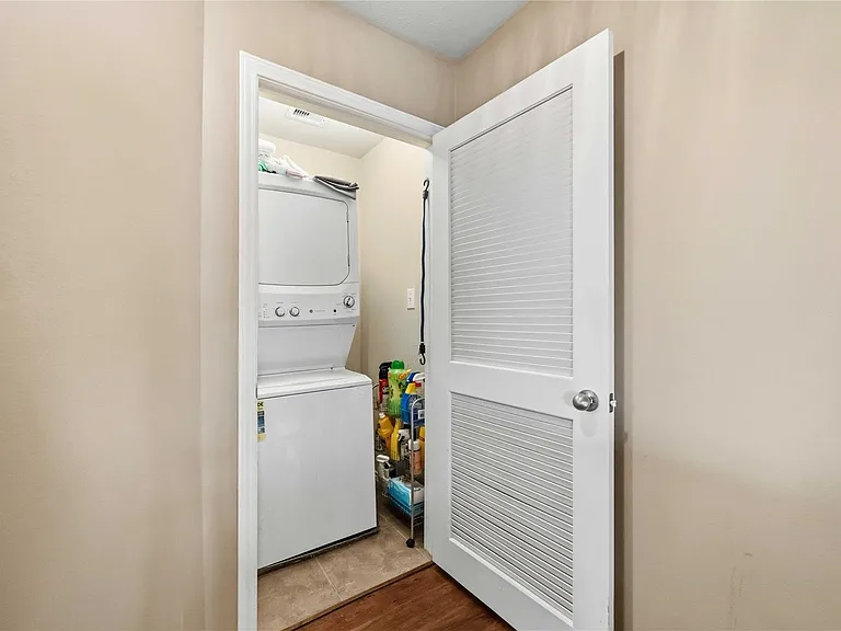 7014 Woodridge Row Dr — Photo 3