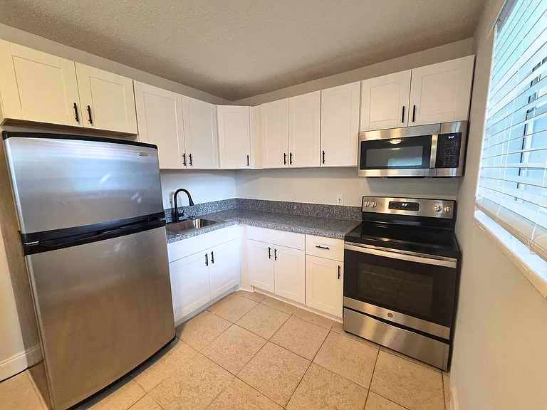 440 NW 40th Ct #4 — Photo 4