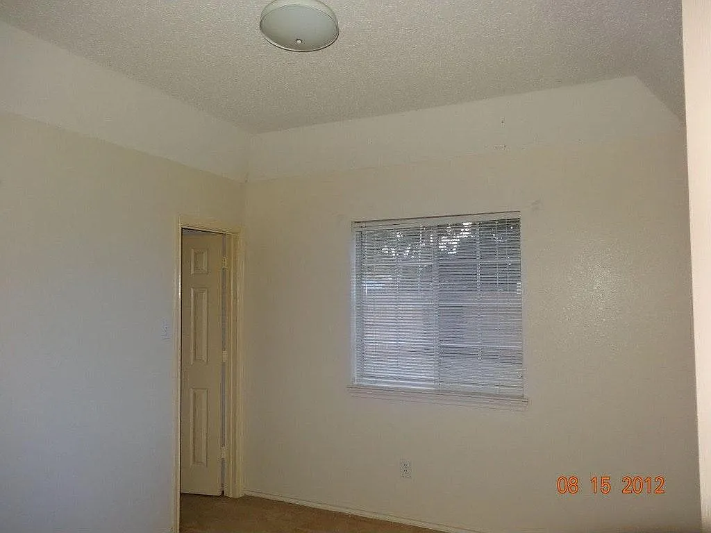 4 bed, 2069 sqft, $2,800 — Photo 2