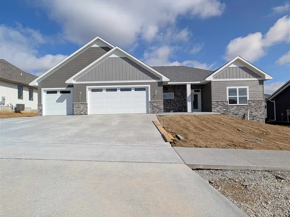 702 Lakeview Ct, Tiffin, IA 52340