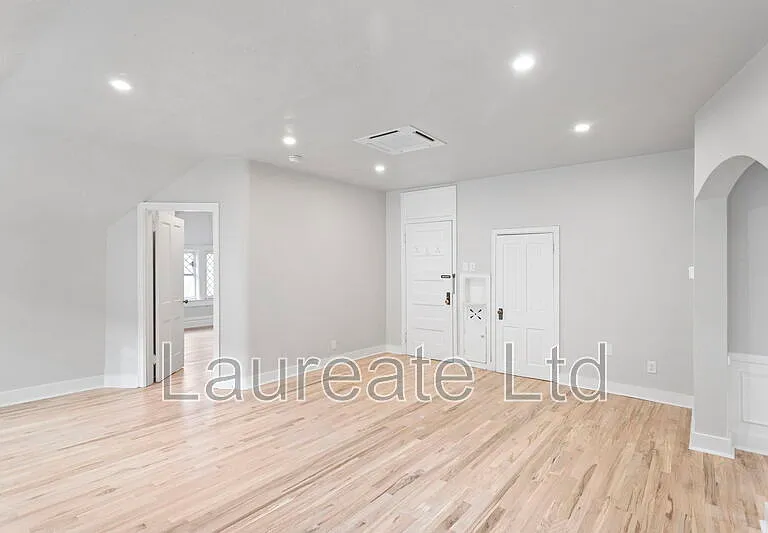 1058 N Pearl St #4 — Photo 3