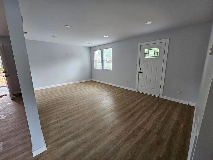 2 bed, 1.0 bath, 850 sqft, $1,295 — Photo 2