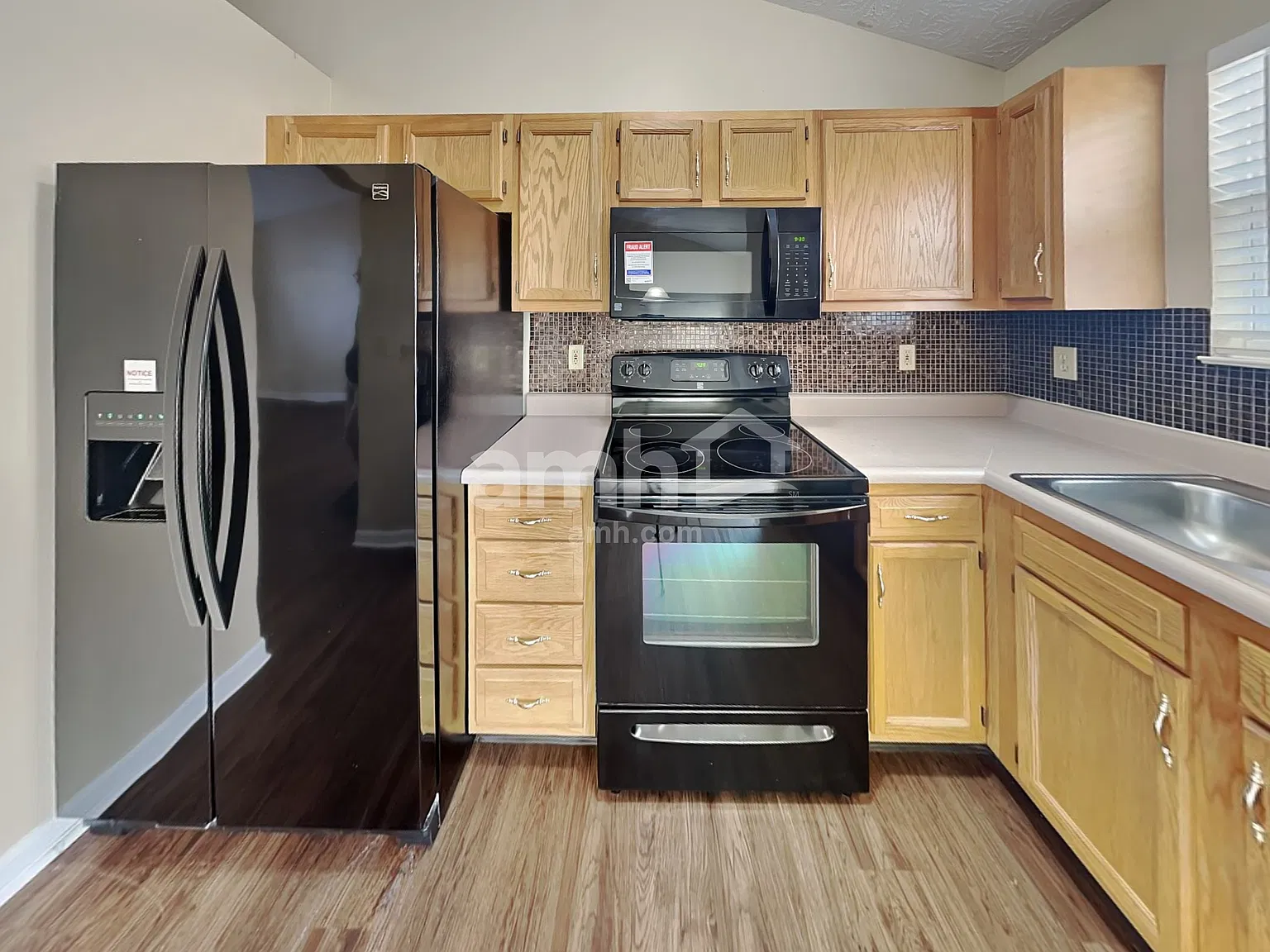 3 bed, 2.0 bath, 1392 sqft, $2,140 — Photo 3