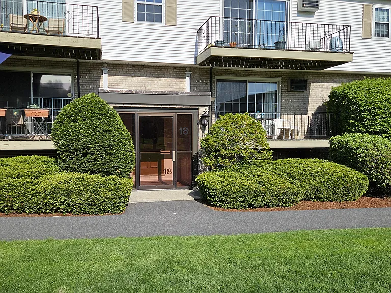 18 Williamsburg Ct #4 — Photo 1