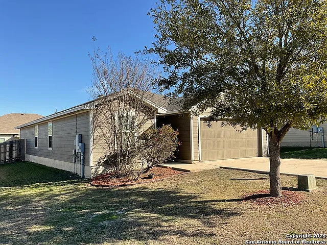 4 bed, 2.0 bath, 1738 sqft, $1,700 — Photo 2