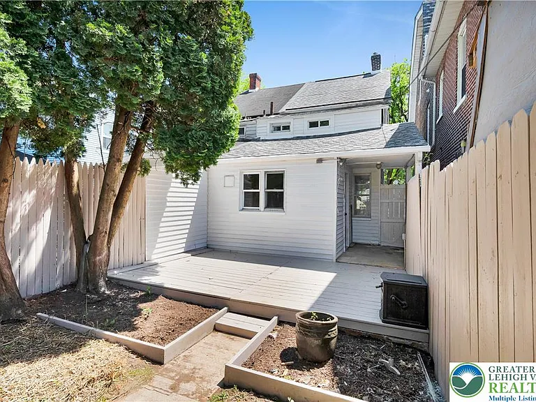 128 W Fairview St — Photo 27