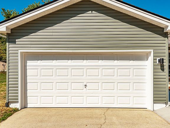 3rd image of 104 Rosewood Ct