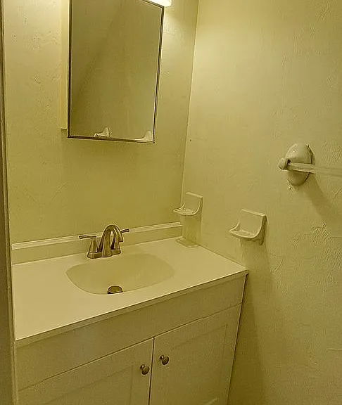 3925 SW 26th Ter — Photo 9